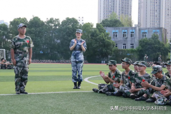 父女都是軍人!她從湖北985畢業後,服役於空降兵某部,獲多項榮譽! 父女都是軍人!她從湖北985畢業後,服役於空降兵某部,獲多項榮譽!