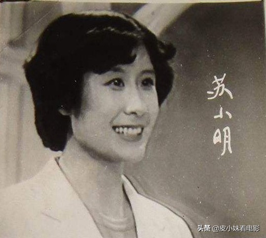 蘇小明：一首《軍港之夜》爆紅，巔峰時隱退出國，如今過得如何？