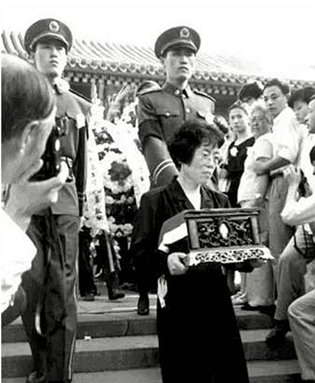 鄧穎超去世後，秘書趙煒對後事提出4個問題，中央：群眾不會同意