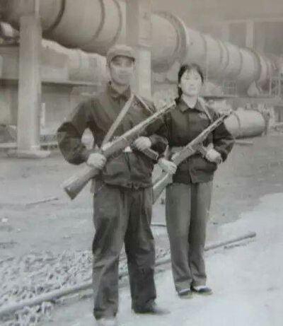 明月夜，降落傘掉入民宅。男女老少齊上陣，空降匪特插翅難飛