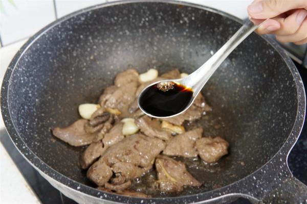 秋季,菠菜和豬肝真是絕配,含鐵元素充足,常吃元氣滿滿過秋天 秋季,菠菜和豬肝真是絕配,含鐵元素充足,常吃元氣滿滿過秋天