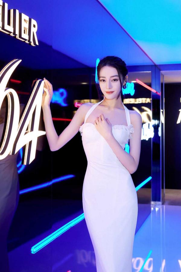 迪麗熱巴有顏任性，穿黑色破洞上衣意外時髦，配上貝雷帽美翻了