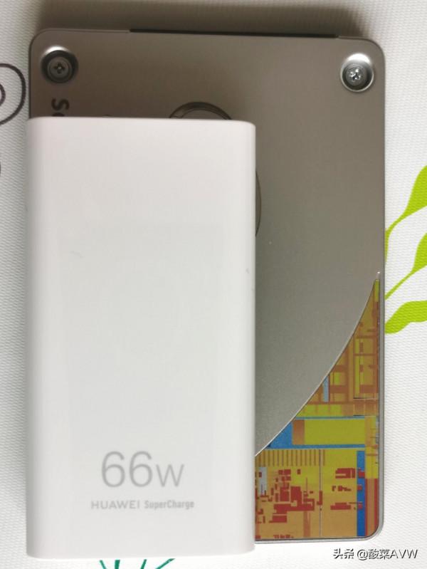 華為超薄氮化鎵充電頭開箱!纖薄小巧、氮化鎵技術、多裝置支援 華為超薄氮化鎵充電頭開箱!纖薄小巧、氮化鎵技術、多裝置支援