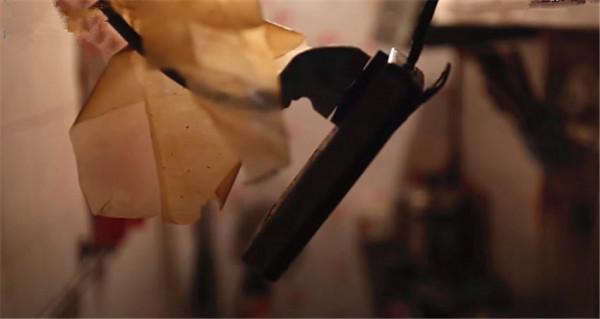 北京1家3口蝸居30㎡一居室,室內全用膠條封著?網友:咋住 北京1家3口蝸居30㎡一居室,室內全用膠條封著?網友:咋住