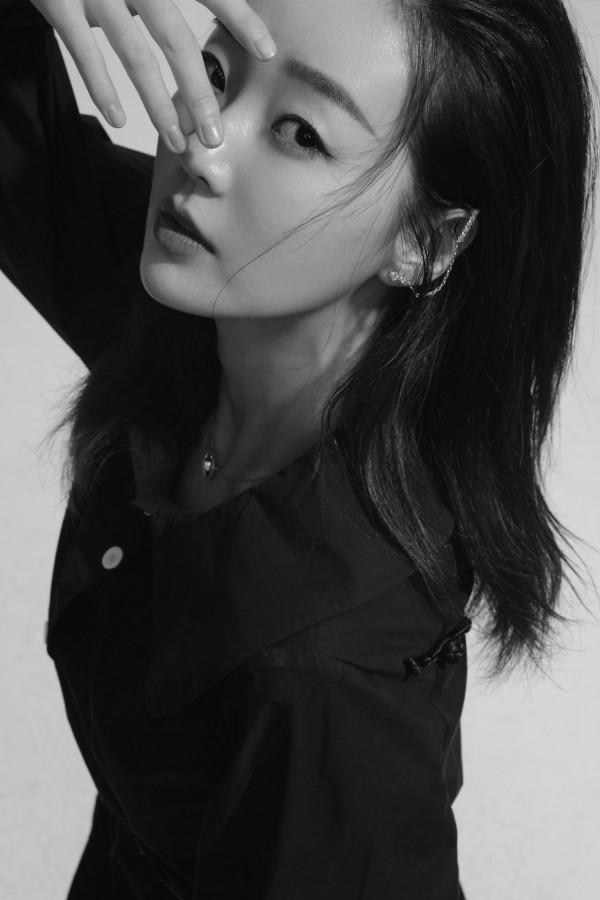 張宇檸黑白情緒感大片 高階質感展凌亂隨性美