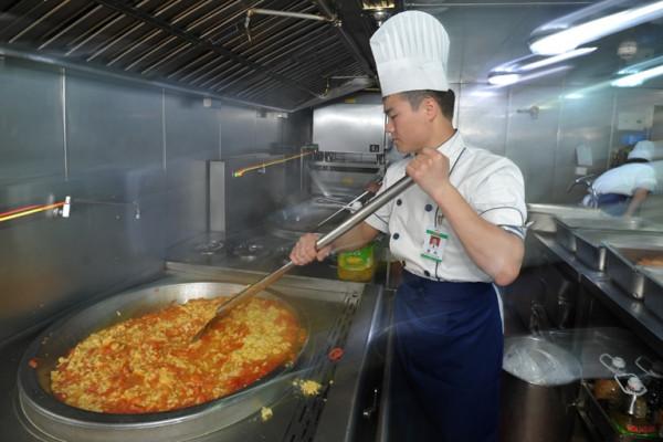 航母上的官兵吃什麼？每頓至少12個菜！配備專門營養師