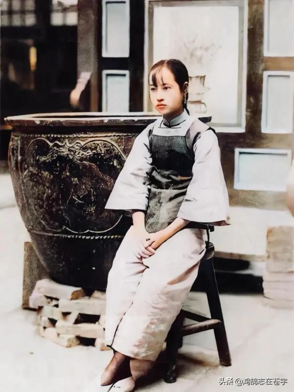 清末老照片：藝人持雙刀威猛霸氣，東北地主坐房頂滿臉愁緒