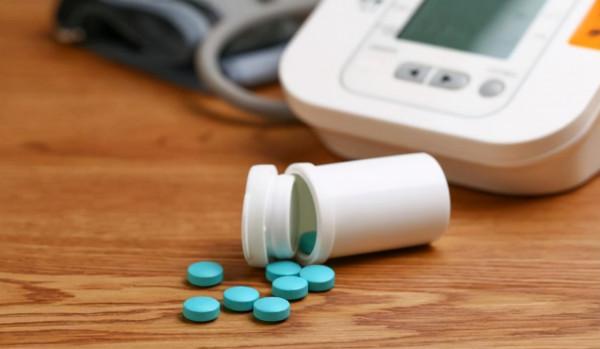 喝酒為啥不能吃頭孢？除了頭孢，這3種藥物也儘量別沾酒，瞭解下