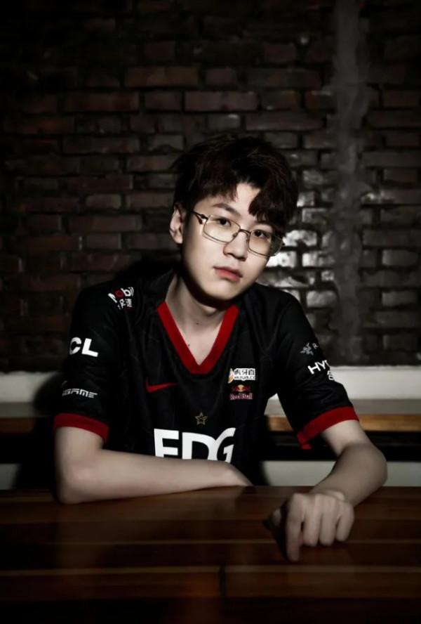 EDG新賽季定妝照：隊服上迎來了第一顆星星
