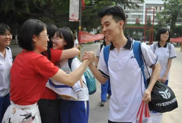 “中考分流”已成定局，50%學生只能上職高，更尷尬的卻是大學生