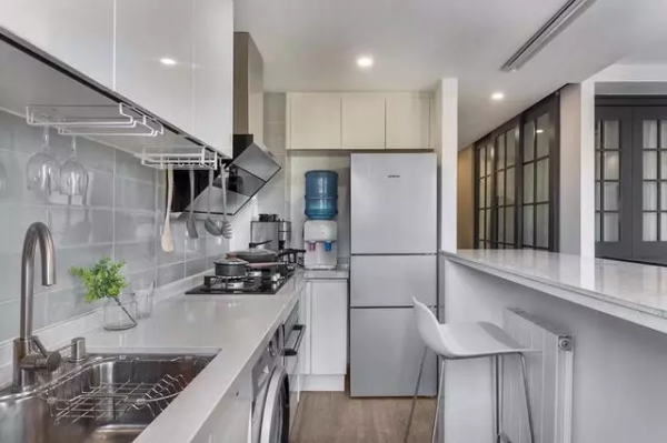 45㎡小戶型裝修，隱形衣帽間設計超讚，陽臺打通做廚房第一次見