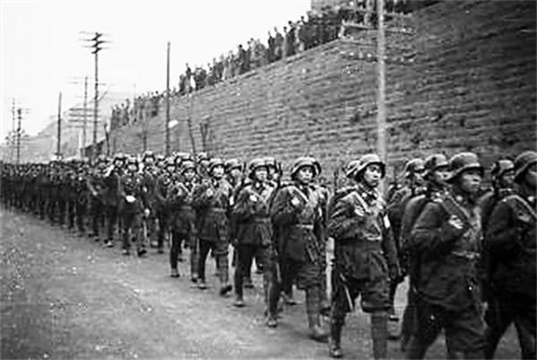 毛主席問衛立煌：驢是先邁左腳還是右腳？衛起先不懂，後猛然醒悟