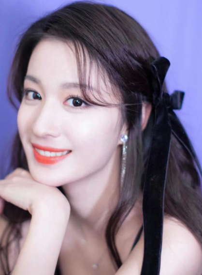 娛樂圈小花之爭，85還在演偶像劇，90未成氣候，95顏值花美貌驚人