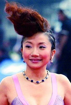 鳥窩、縫紉機、鋼絲球，女明星奇奇怪怪的髮型，笑得捂不住嘴