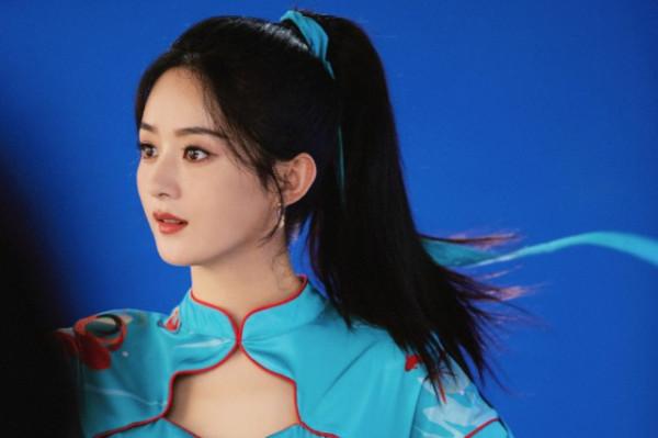 趙麗穎最新美食大片大爆火！穿國風旗袍造型封神，堪比時尚大片