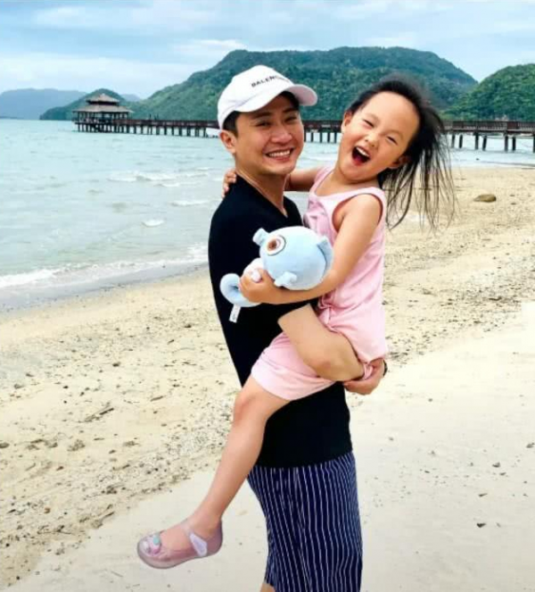 央視主持人楊帆：一家四口其樂融融，就是大女兒讓我“頭痛”