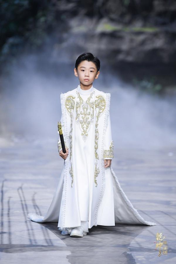 蓋婭傳說“乾坤·方儀”大秀驚豔亮相 齊顯霆齊浚廷呈現精彩秀演 蓋婭傳說“乾坤·方儀”大秀驚豔亮相 齊顯霆齊浚廷呈現精彩秀演