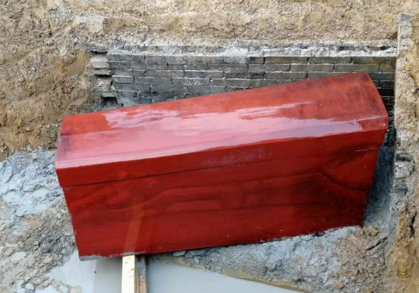 浙江老農挖出800年前的紅棺，專家調查後發現，墓主的身份不簡單