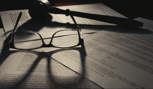 1972年,美國兩名女孩戴手銬攔警車求救,警察連環殺人案由此揭開 1972年,美國兩名女孩戴手銬攔警車求救,警察連環殺人案由此揭開