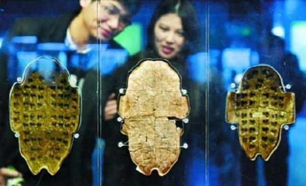 2008年，清華大學破譯戰國竹簡，揭開了甲骨文百年謎團