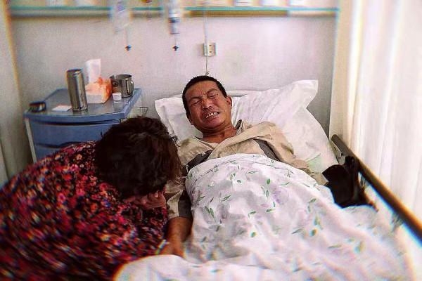 燕趙男兒鄭豔良鋸腿自救，崩斷一根鋸，咬掉四顆牙，全程一聲不吭