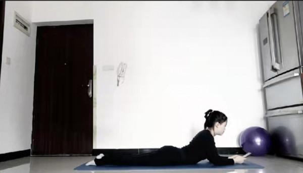 適合手機黨的懶人瑜伽體式，邊玩邊瘦