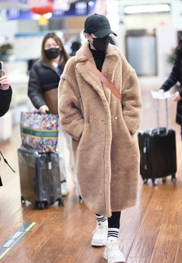 王麗坤衣品不錯，穿鯊魚褲裹中襪趕時髦，配羊羔毛大衣還挺貴氣