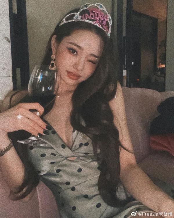 單身即地獄宋智雅近期穿搭照片