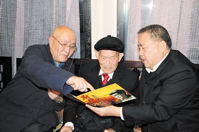 1958年,部隊領導去東北學習,看見糧倉管理員後哭喊：你居然還活著