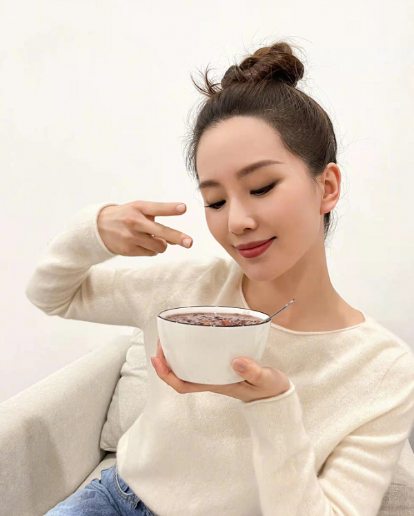 劉詩詩終於勤快營業了！臘八美照扎丸子頭用力過猛，好在氣質出眾