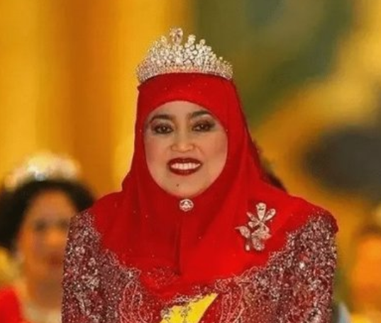 “汶萊老佛爺”：頭上王冠比城堡還貴，坐擁700億資產的超級富婆