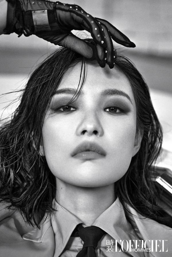 倪妮煙著白色西裝秀長腿 煙燻妝凌厲冷酷氣場強大