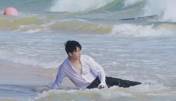 GQ盛典上最尷尬的8位明星，關曉彤造型被嘲，鄧倫、金晨重逢舊愛