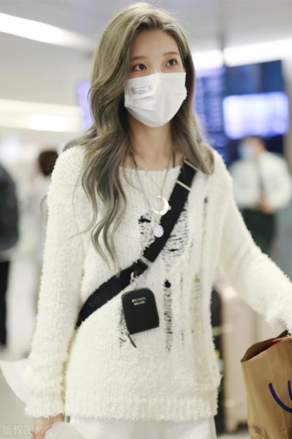 沈夢瑤穿米白色破洞毛衣搭配白色闊腿褲,斜挎黑色包甜美可愛 沈夢瑤穿米白色破洞毛衣搭配白色闊腿褲,斜挎黑色包甜美可愛