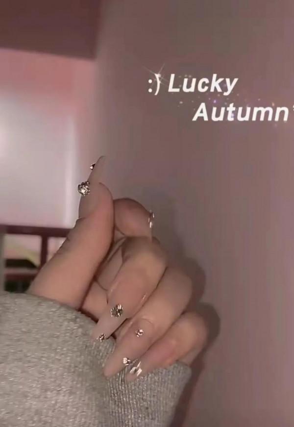 冬季女神款美甲,立體鑽球,帶上你的小姐妹一期約起來吧 冬季女神款美甲,立體鑽球,帶上你的小姐妹一期約起來吧