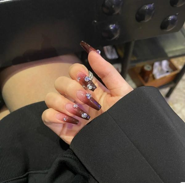 冬季女神款美甲,立體鑽球,帶上你的小姐妹一期約起來吧 冬季女神款美甲,立體鑽球,帶上你的小姐妹一期約起來吧