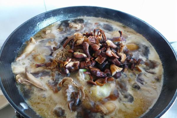 東北特色美食:小雞燉蘑菇!詳細做法來了,附帶步驟圖,趕緊收藏 東北特色美食:小雞燉蘑菇!詳細做法來了,附帶步驟圖,趕緊收藏