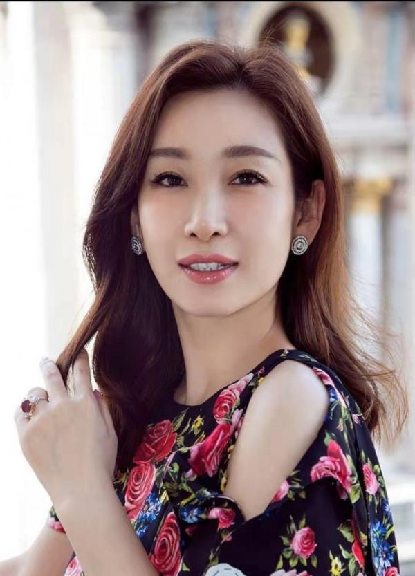 年輕時容貌平平、人到中年卻變驚豔大美女，歲月不敗真美人