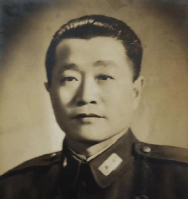 1973年楊振寧與毛主席合影留念，杜聿明十分珍惜，將照片懸掛客廳