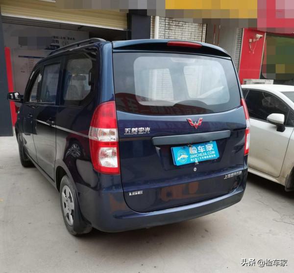 六年的五菱宏光開價2萬,扒開膠條看到猛烈的撞擊,買主:就買它 六年的五菱宏光開價2萬,扒開膠條看到猛烈的撞擊,買主:就買它