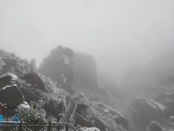 雪後登上饒靈山