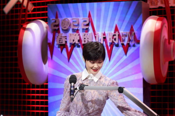 春晚女星戰袍大PK：李宇春時尚，趙麗穎最美，張小斐的大衣上熱搜