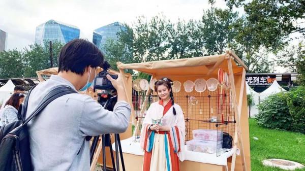 國風古韻 金秋遊園 漢服驚鴻 衣袂飄飄 國風古韻 金秋遊園 漢服驚鴻 衣袂飄飄