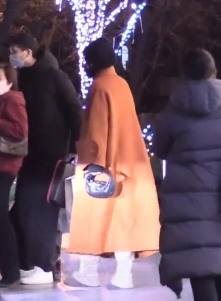 王菲久違驚豔一回！終於露面排場大，穿大衣背萬元包巨星氣場足