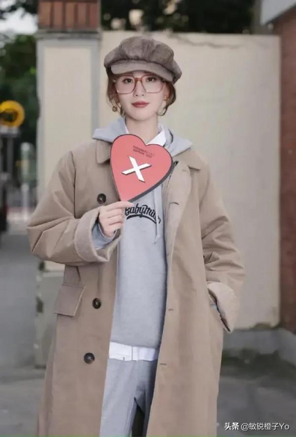 劉詩詩學生裝，配大衣高階時髦，又酷又帥氣