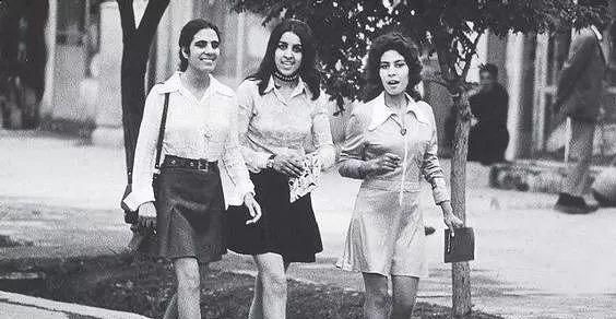 珍貴老照片:二戰中的英女王、俊美沙皇、明豔的赫本 珍貴老照片:二戰中的英女王、俊美沙皇、明豔的赫本