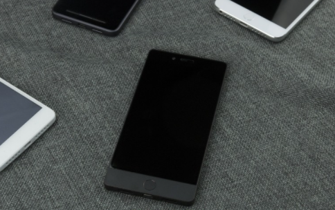 圓滑當道的銳利異類，堅果Pro上手體驗——不錯的備用機