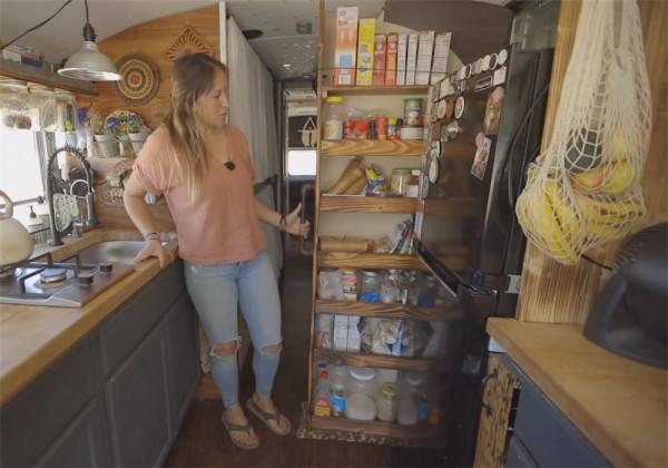 單親媽媽買下2004年舊校車,帶4個孩子在27㎡車內住1年,也是服了 單親媽媽買下2004年舊校車,帶4個孩子在27㎡車內住1年,也是服了