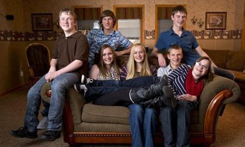 24年前，轟動世界的全球首例七胞胎，現已長大成人，離開獲贈別墅