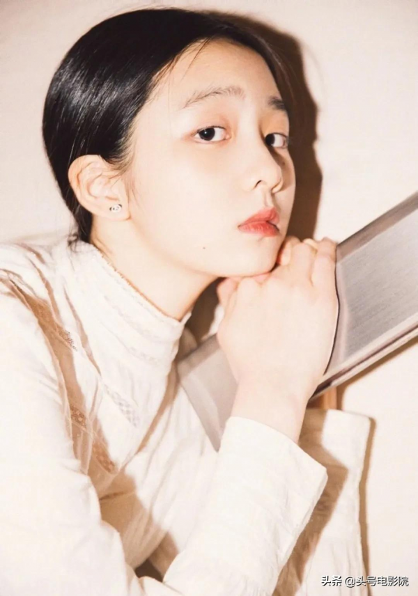 黃多多16歲戴金鍊塗眼影，爸爸萌娃早熟！曹格女兒11歲露肩畫眼線